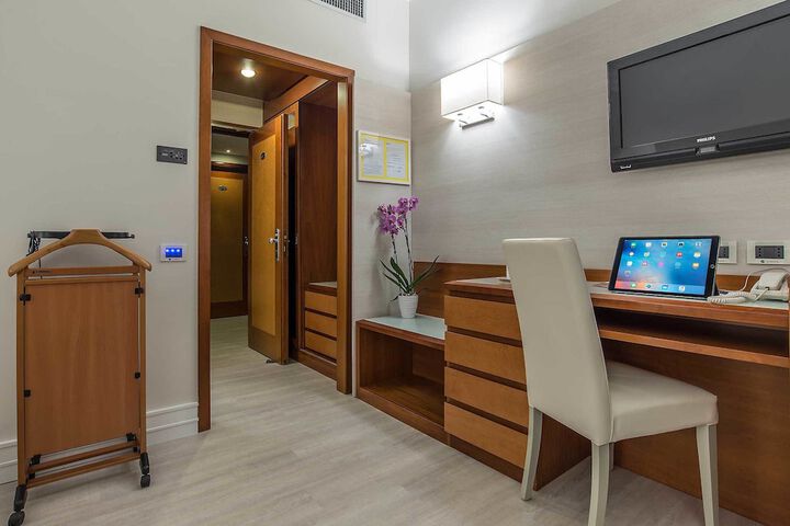 Room 43 of 173