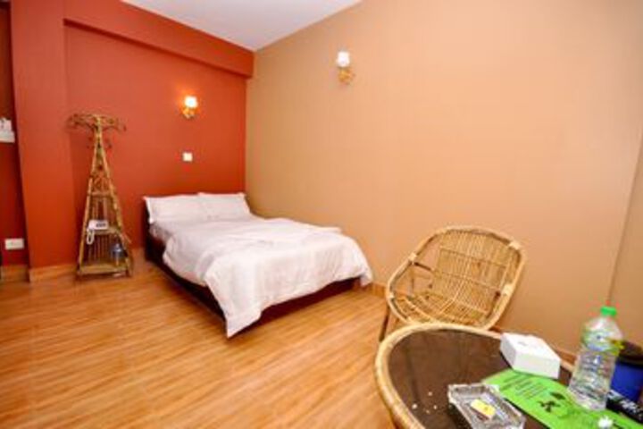 Room 6 of 18
