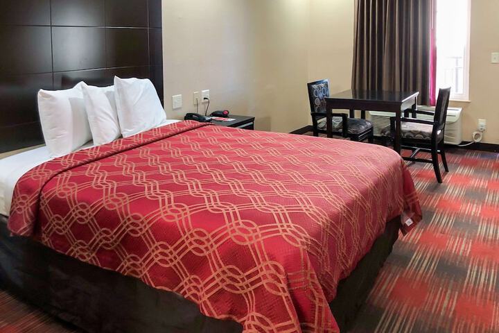 1 Queen Bed (3 of 9)
