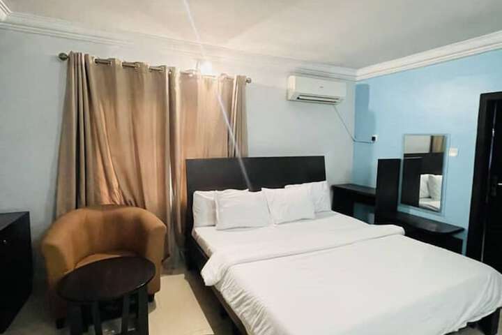 Room 4 of 27