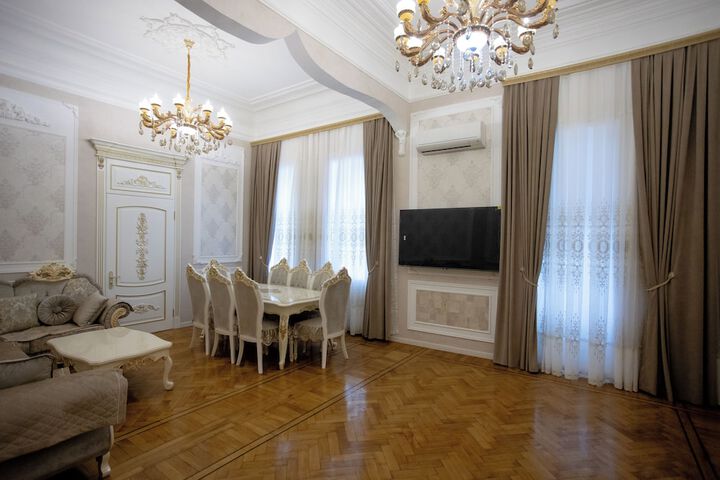Room 5 of 9