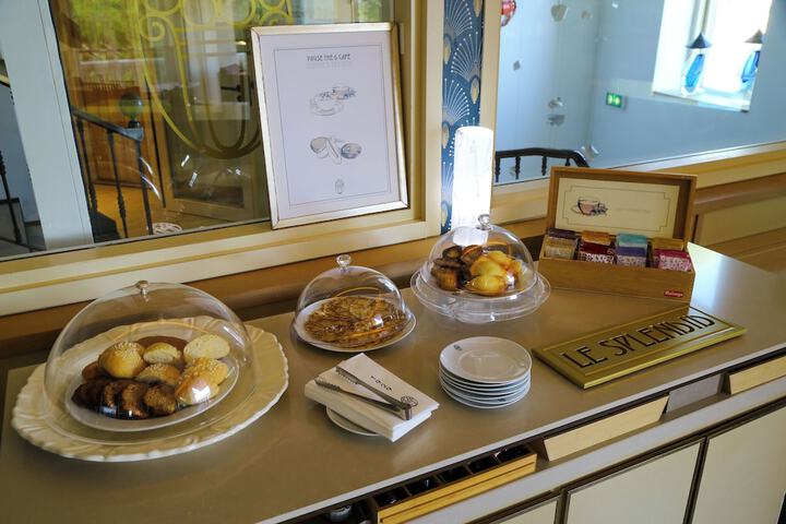 Breakfast/Coffee Service 108 of 135