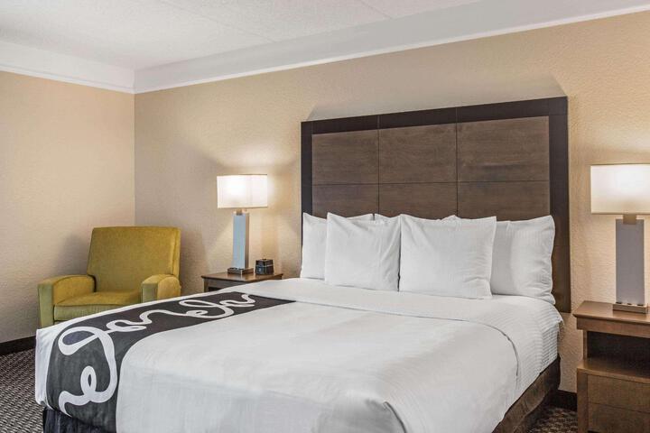 Double Deluxe King Bed (7 of 8)