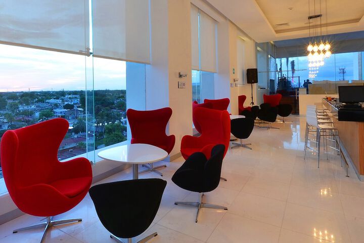 Lounge 30 of 52