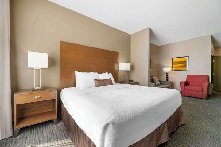 1 King Bed Microwave and Refrigerator WiFi Full Breakfast (5 of 19)