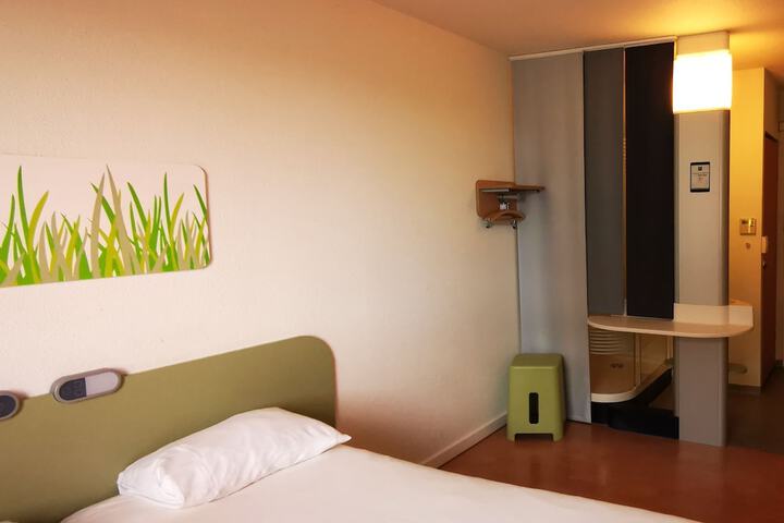 Room 4 of 40