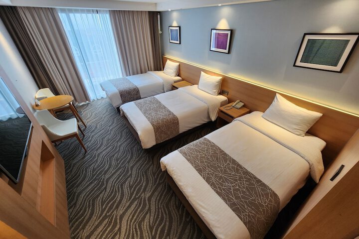 Room 17 of 143