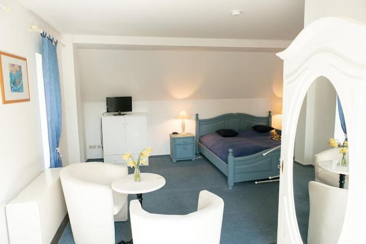 Room 4 of 28