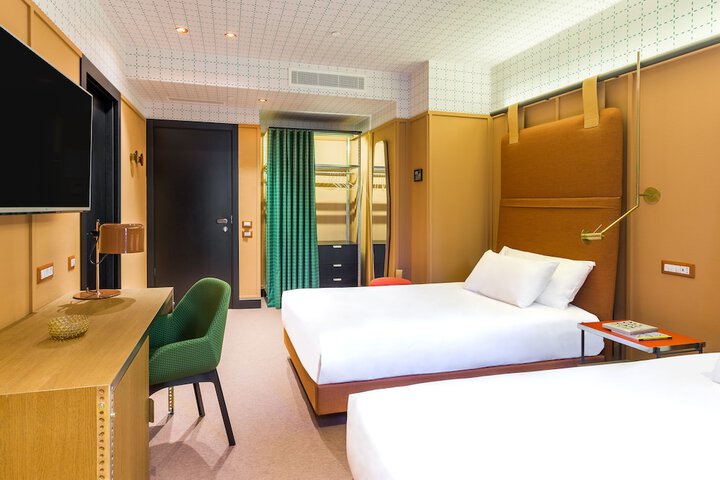 Room 42 of 100