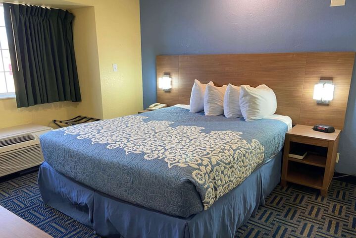 1 Queen Bed (9 of 17)