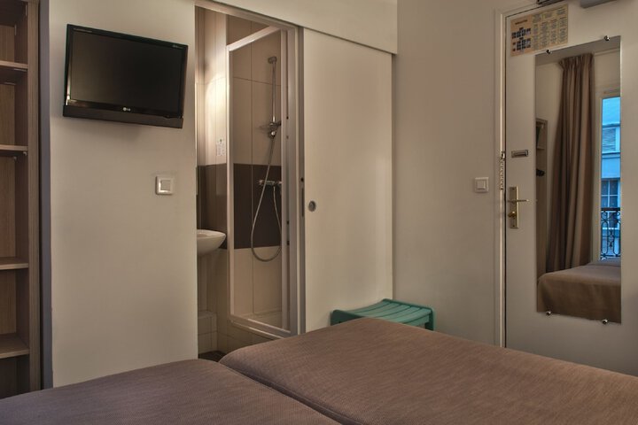 Room 7 of 32