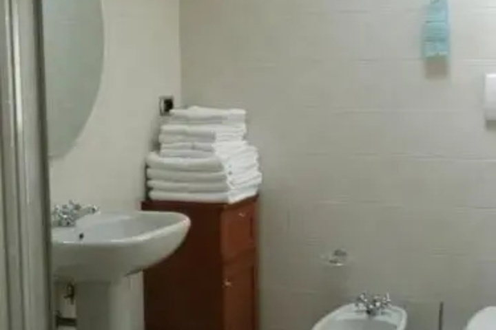 Room 5 of 10