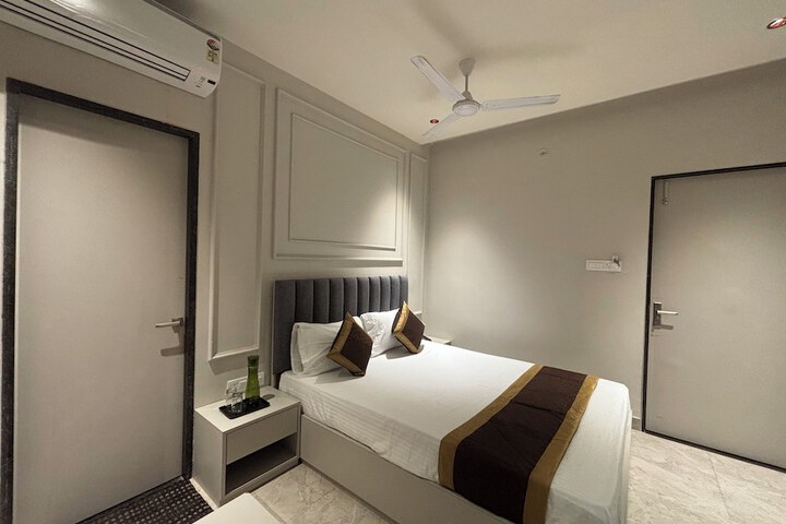 Room 3 of 20