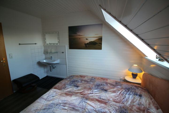 Room 28 of 97