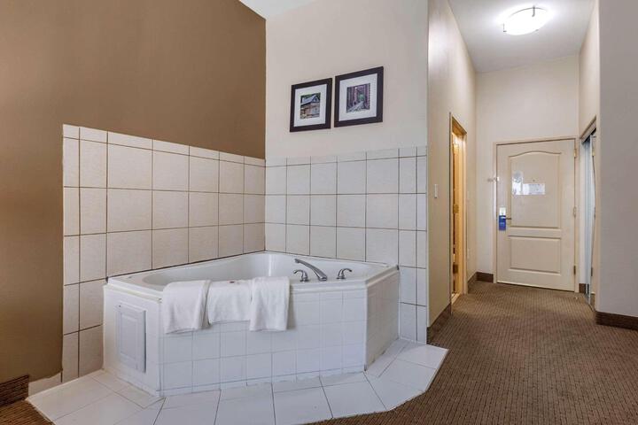 1 King Bed Accessible (3 of 20)