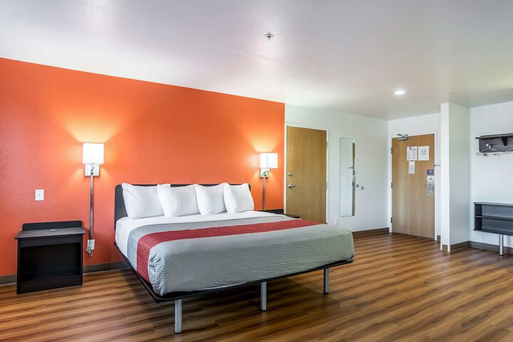 1 King Bed (6 of 14)