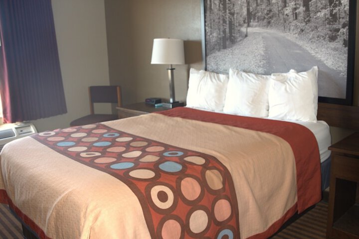 1 Queen Bed (7 of 18)