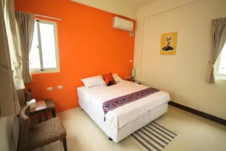 Room 2 of 10
