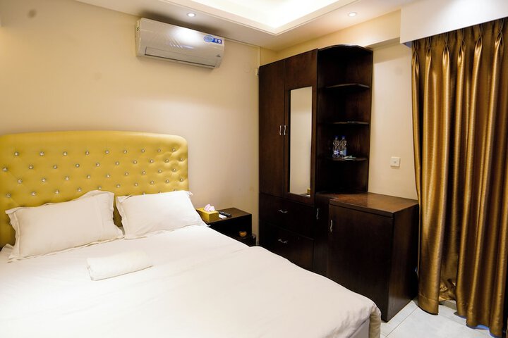 Room 7 of 10