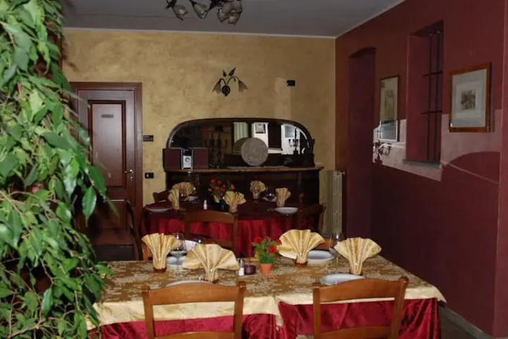 Dining 3 of 8