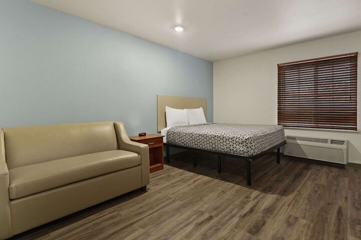 Suite Queen Bed (2 of 10)