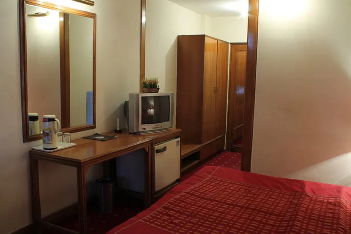 Room 8 of 11