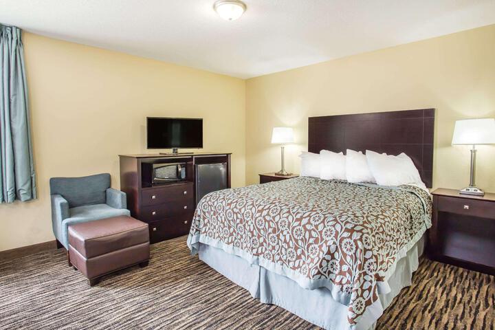 2 Queen Beds (8 of 17)