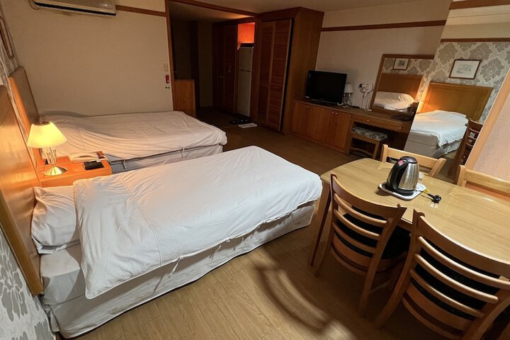 Room 9 of 11