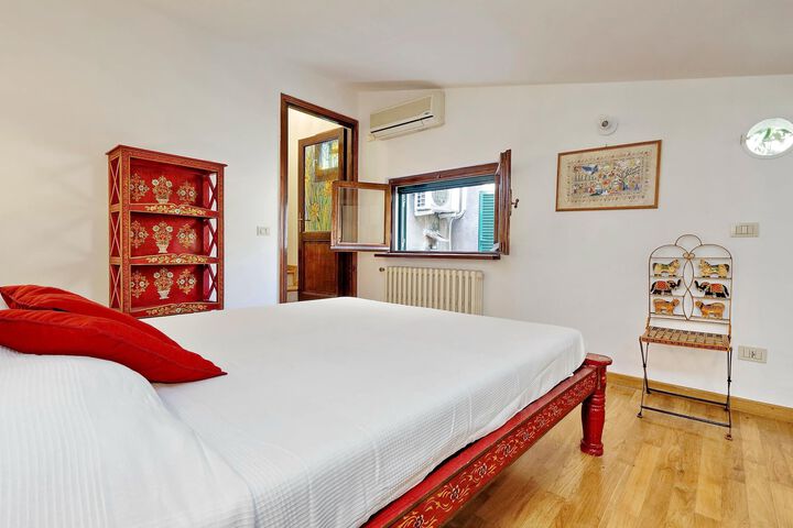 Room 27 of 38
