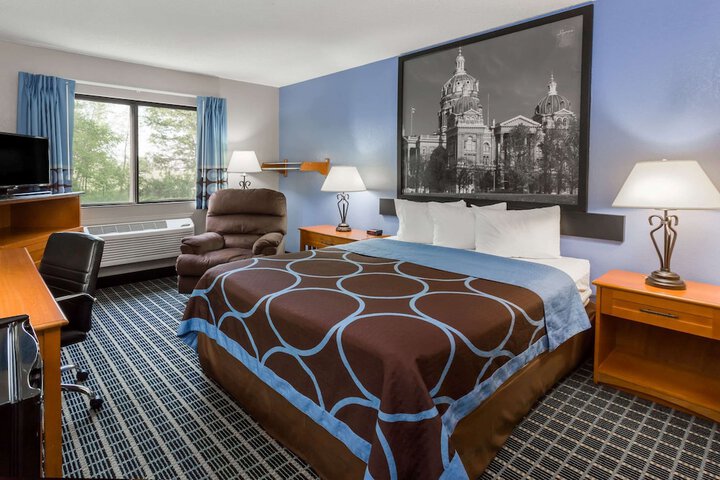 1 Queen Bed (9 of 12)