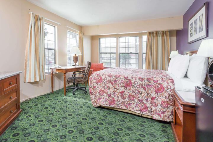 1 King Bed (1 of 9)