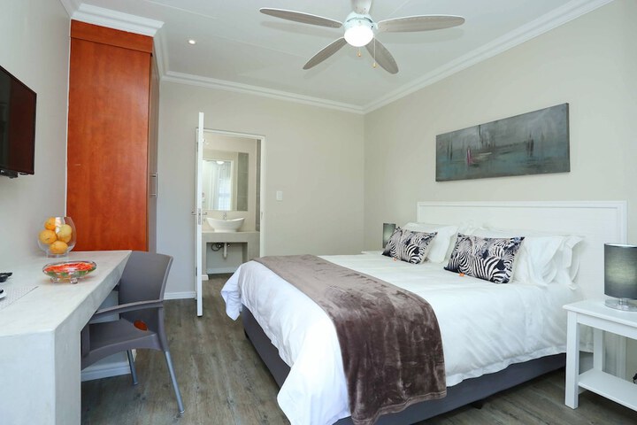 Room 5 of 16