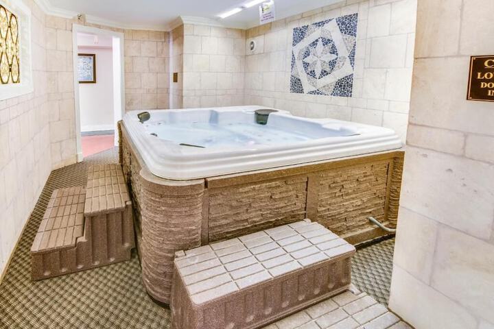 Indoor spa tub