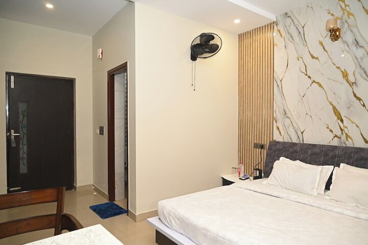 Room 6 of 15