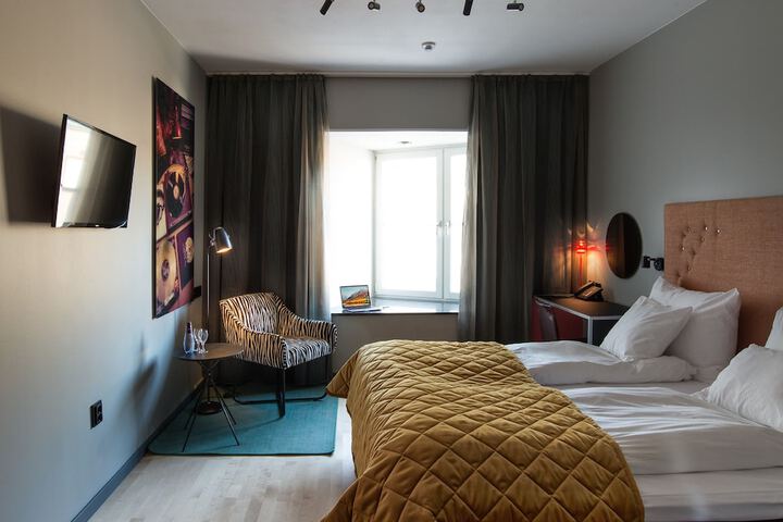 Room 7 of 100