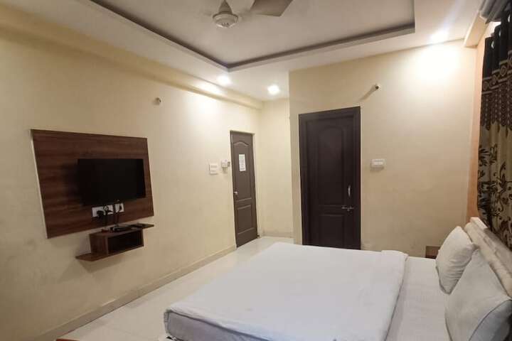 Room 8 of 23