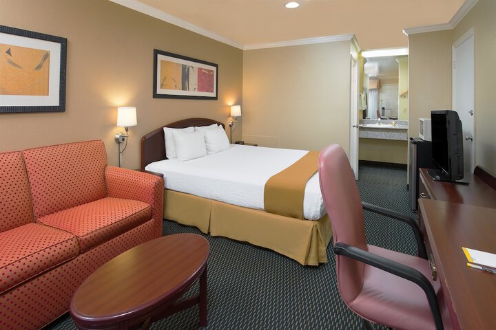 1 Queen Bed (8 of 12)