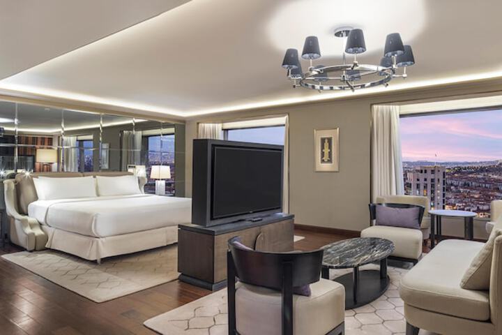 Room 84 of 243