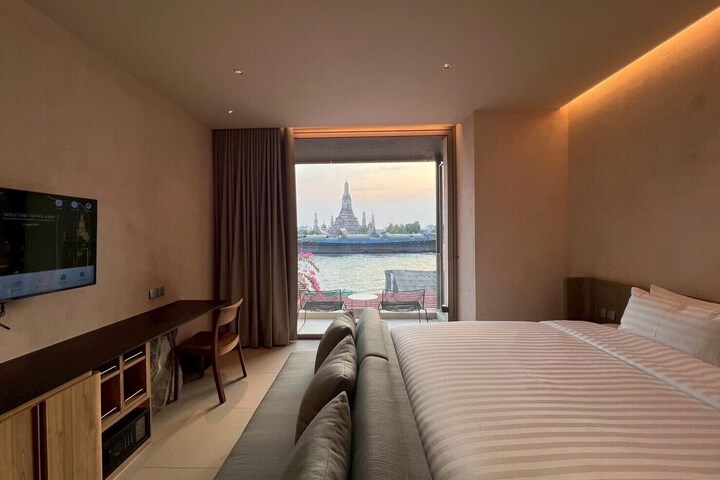 Room 6 of 8