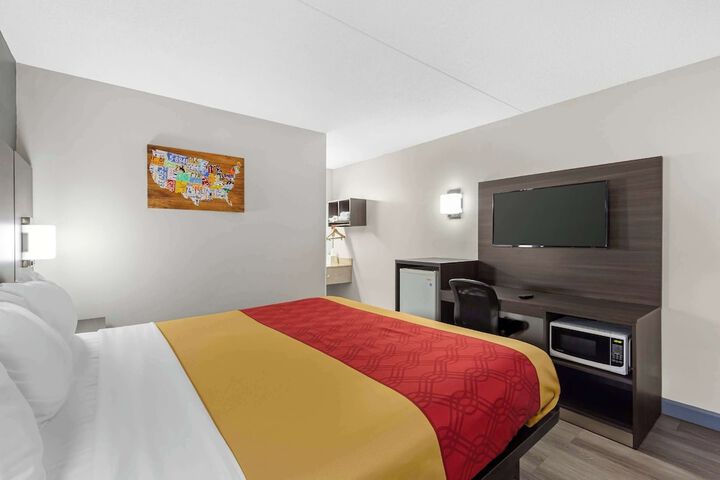 1 King Bed (12 of 15)