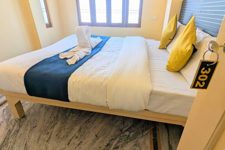 Room 7 of 12