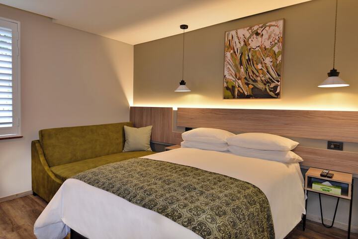 Room 4 of 25