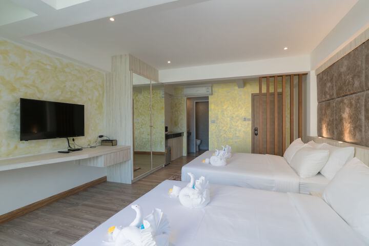 Room 25 of 102
