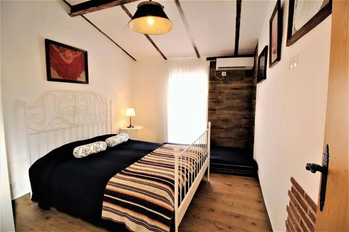 Room 6 of 13