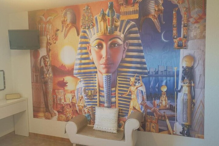 Room 6 of 43