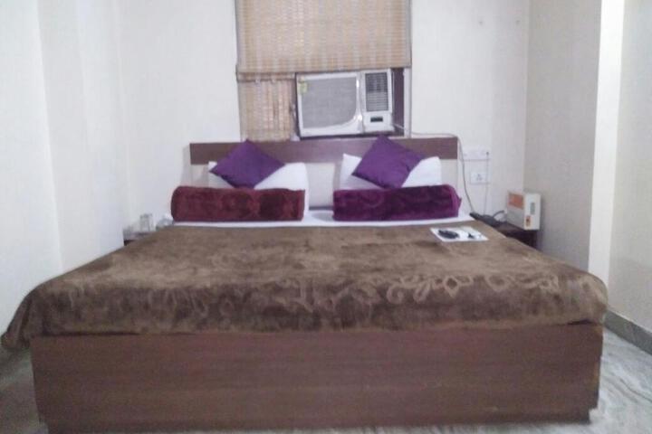 OYO 4011 Hotel Travellers Inn
