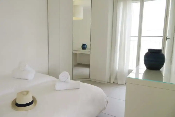 Room 3 of 20