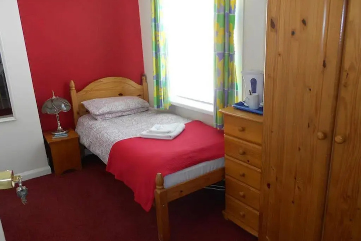 Room 4 of 18