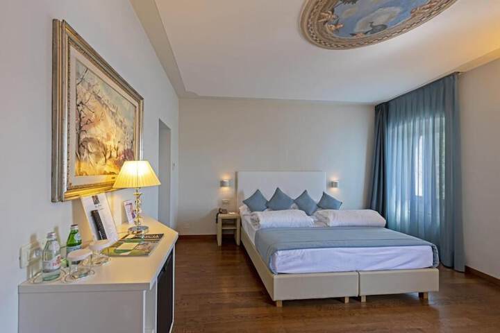 Room 4 of 37