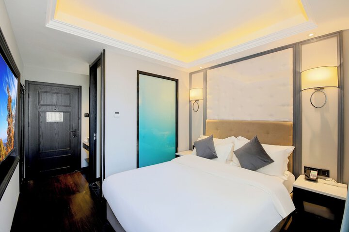 Room 13 of 23